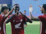Selebrasi-pesepak-bola-PSM-Makassar-Latyr-Fall.jpg