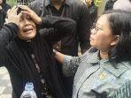 Seorang-ibu-menangis-histeris-setelah-mendapat-putusan-restitusi-tragedi-Kanjuruhan.jpg