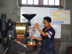 Seorang-petani-lokal-mengoperasikan-mesin-sangrai-kopi-di-ruang-produksi-di-Ngada-NTT.jpg