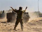 Seorang-prajurit-divisi-lapis-baja-Israel-memarkirkan-Tank-Merkava-Israel.jpg