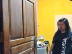 Seorang-saksi-memperlihatkan-bekas-tendangan-di-pintu-kosnya.jpg