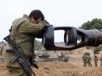 Seorang-tentara-Israel-di-dekat-perbatasan-Jalur-Gaza-tank-Israel.jpg