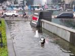 Viral Seorang Perempuan Mandi di Kolam Patung Kuda Jakarta Pusat, Diduga ODGJ