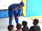 Aipda Bambang, Polisi Satpolairud Tegal yang Dedikasikan Waktu Luang untuk Mengajar Anak Pesisir
