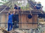 Seputar-Polri-Kapolsek-Lobalain-turun-tangan-renovasi-rumah-warga.jpg