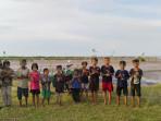Tanam Mangrove Bersama Anak Suku Akit, Polres Kepulauan Meranti Wujudkan Green Policing