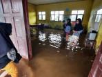 Sekolah Diterjang Banjir Rob, Siswa SD di Kotim Tetap Belajar saat Buaya Berkeliaran