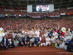 Skuad-Garuda-foto-bersama-dengan-para-suporter-Timnas-Indonesia-usai-laga-kontra-Australia.jpg