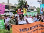 Solidaritas-Merauke-Demo-di-Kementerian-ATRBPN_3.jpg