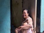 Perjuangan Seorang Ibu di Kebon Pala Jaktim: Terjang Banjir Subuh-subuh Demi Jualan Kue