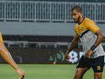 Striker-Dewa-United-Alex-Martins.jpg