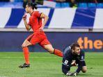 Striker-Timnas-Cina-Zhang-Yuning-melewati-kiper-Timnas-Indonesia-Maarten-Paes.jpg<pf>Striker-Timnas-Cina-Zhang-Yuning-menangis.jpg<pf>Striker-Timnas-Cina-Zhang-Yuning-berselebrasi-seusai-mencetak-gol.jpg