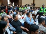 Ruang Sidang Tipikor Dipadati Pengunjung Jelang Pemeriksaan Nadiem, Ayah Ibunya Berpakaian Putih