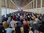 Suasana-di-Selasar-Masjid-Istiqlal-pada-hari-kedua-Ramadan-2025-321.jpg