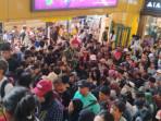 Suasana-kepadatan-penumpang-di-Stasiun-Gondangdia-Jakarta-Pusat-saat-HUT-TNI.jpg