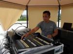 Sumadi-Owner-PT-DGT-Profesional-sedang-menunjukkan-digital-mixer-senilai-Rp-300-juta.jpg