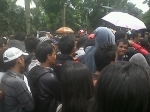 Suporter-Timnas-lagi-antre.jpg