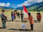 Delapan Eks Anggota OPM Berbaju Batik Cium Bendera Merah Putih di Distrik Kiwirok Papua Pegunungan