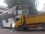 Truk dan Bus TransJakarta Tabrakan di Jakarta Pusat: Kendaraan Rusak Parah