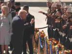 Hadiri KTT ASEAN, Trump Goyang Pinggul Setibanya di Malaysia: Ini Bukan Sambutan Biasa