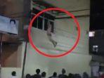 Tangkap-layar-video-pria-yang-bergelantungan-di-kabel-setelah-lompat-dari-kanopi-hotel.jpg
