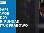 Tatapan-Tajam-Mayor-Teddy-hingga-Sigap-Beri-Pundak-Prabowo-saat-Turuni-Tangga-Istana-Peru.jpg