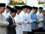 Didampingi Seskab Teddy, Begini Momen Presiden Prabowo Salat Idul Adha di Prancis