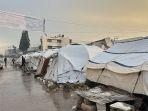 Unit-unit Rumah Sementara dari Kontainer dan Bantuan Lainnya Berbaris di Rafah untuk Masuk ke Gaza