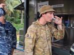 Tentara-Australian-Defence-Force-ADF-mencicipi-air-sungai-hasil-penjernihan-mobil-RO-TNI-AD.jpg