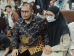 Sebelum Palu Vonis Diketok, 2 Sikap Ibrahim Arief Jadi Sorotan: Pejamkan Mata, Genggam Tangan Istri