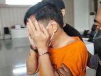 Tersangka-GAS-saat-digelandang-Anggota-Polsek-Genteng-Polrestabes-Surabaya.jpg
