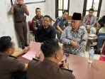 Tersangka-kasus-TPPU-Panji-Gumilang-saat-menjalani-proses-pelimpahan-321.jpg