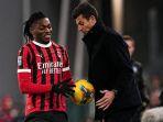 Thiago-Motta-kanan-dengan-Rafael-Leao-Kiri-saat-pertandingan.jpg
