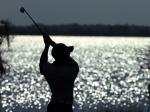 Tiger-Woods-mukul-bola-di-petang-hari.jpg