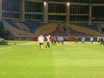 Timnas-Laos-familiarization-Manahan.jpg