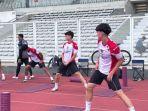 Timothy-Baker-kanan-dan-Mathew-Baker-tengah-dalam-TC-Timnas-Indonesia-U-20.jpg
