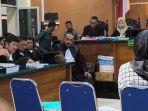 Titin-Prialianti-menjadi-saksi-sidang-lanjutan-PK-enam-terpidana-kasus-Vina-di-PN-Cirebon.jpg