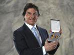 Tom-Cruise-berpose-dengan-Penghargaan-dari-Angkatan-Laut-Amerika-Serikat.jpg
