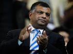Tony-Fernandes-pake-jas.jpg