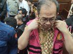 Tony-Wijaya-setelah-sidang-dakwaan-pada-perkara-dugaan-korupsi-impor-gula.jpg