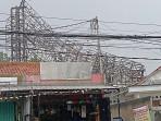 Tower-reklame-roboh-dan-pohon-tumbang-akibat-angin-kencang-di-Ciputat-Tangerang-Selatan.jpg