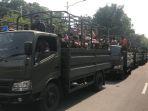 Truk-TNI-AD-mengangkut-masyaraka.jpg