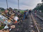 Truk-ekspedisi-tertabrak-Kereta-Api-Sancaka.jpg