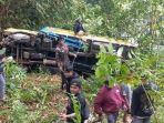 Truk-terjun-ke-jurang-di-Tasik.jpg