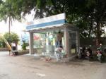 Tukang-memperbaiki-kaca-gerai-ATM-BNI-di-dekat-Hotel-Planet.jpg