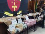 Tumpukan-barang-bukti-uang-total-senilai-lebih-dari-Rp-920-miliar.jpg