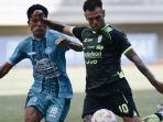 Tyronne-del-Pino-bersiap-menendang-bola-di-laga-PSBS-Biak-vs-Persib-di-Liga-1-20242025.jpg