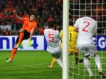 Van-Persie-sedang-menendang-bola.jpg