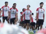 Victor-Dethan-kedua-dari-kanan-mengikuti-berlatih-bersama-Timnas-Indonesia.jpg
