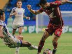 Victor-Luiz-PSM-sedang-melewati-pemain-PSIS-Semarang-di-Liga-1.jpg